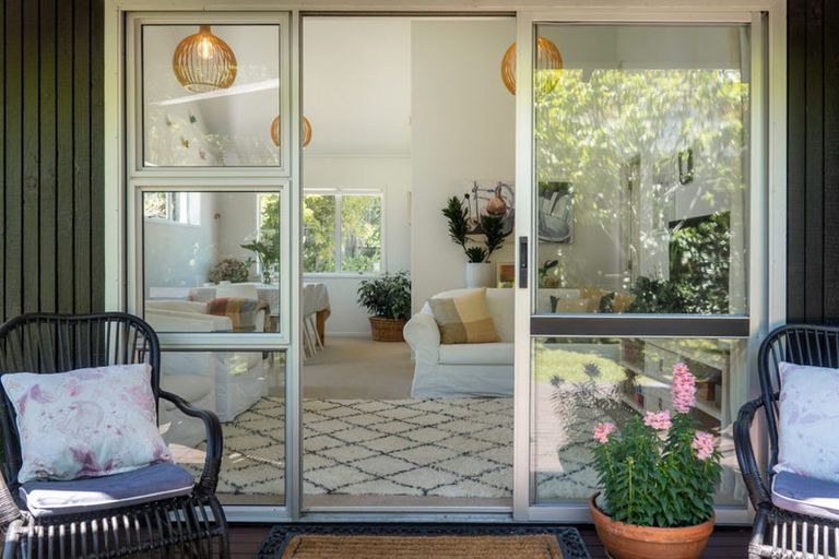 Photo of property in 1/41 Ravenwood Drive, Forrest Hill, Auckland, 0620