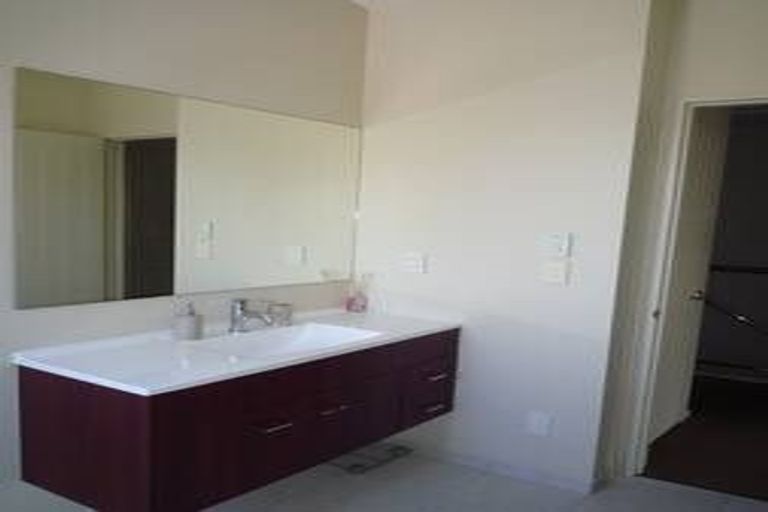 Photo of property in 1/40 Scarlet Oak Drive, Schnapper Rock, Auckland, 0632