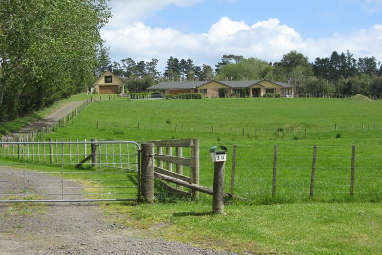Photo of property in 30 Foster Road, Kumeu, 0891