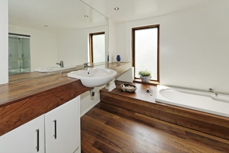 Photo of property in 113 Marine Parade North, Piha, 0772