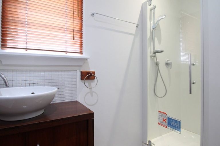 Photo of property in 1/224 Onewa Road, Birkenhead, Auckland, 0626