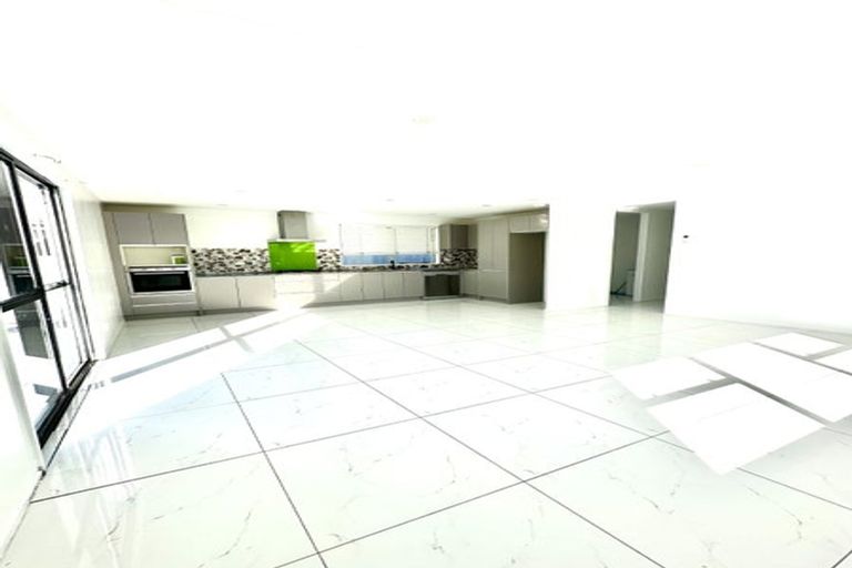 Photo of property in 2/18 Kennington Drive, Clendon Park, Auckland, 2103