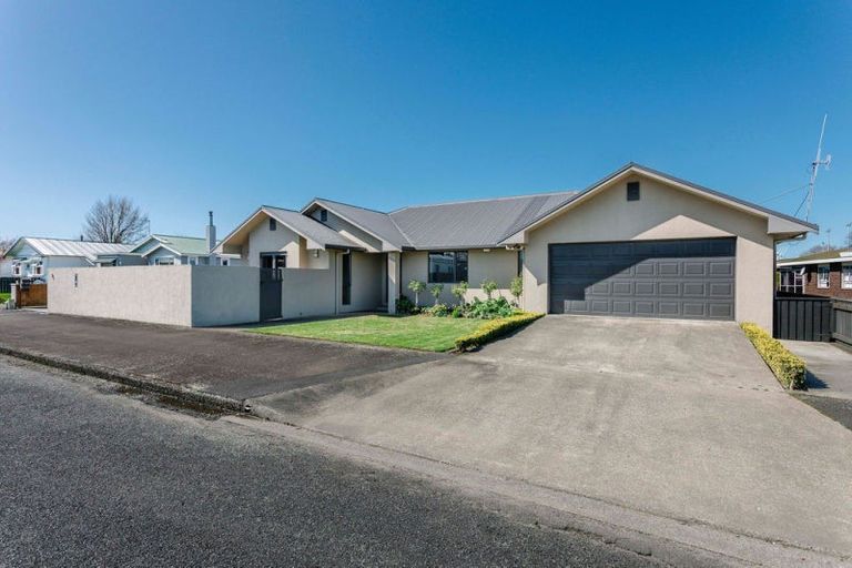 Photo of property in 35 Mcphee Street, Dannevirke, 4930