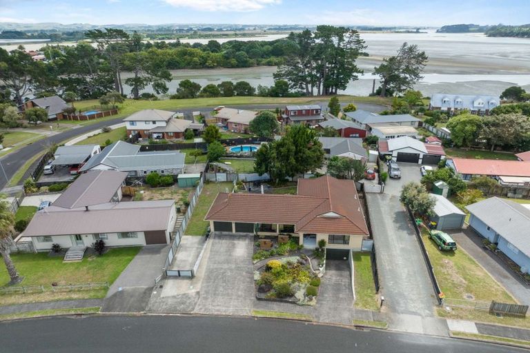 Photo of property in 12 Harbour Crest Drive, Waiuku, 2123