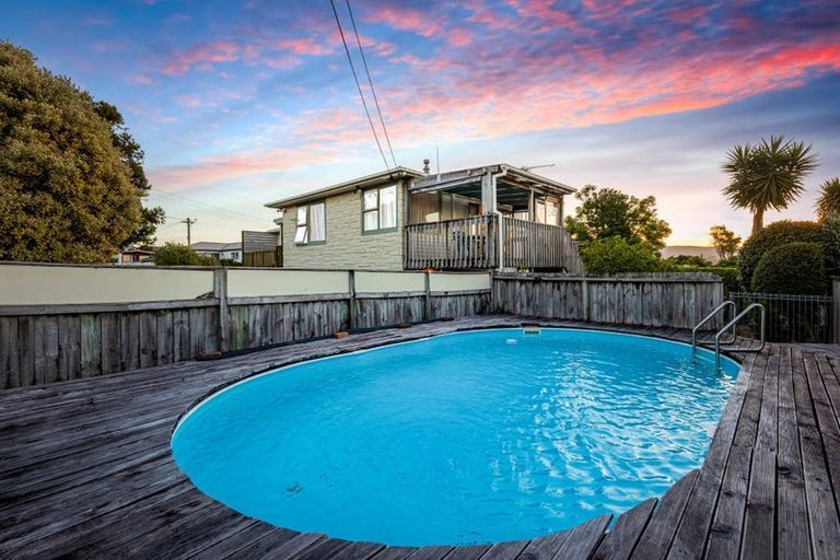 Photo of property in 18 Lavelle Road, Henderson, Auckland, 0612