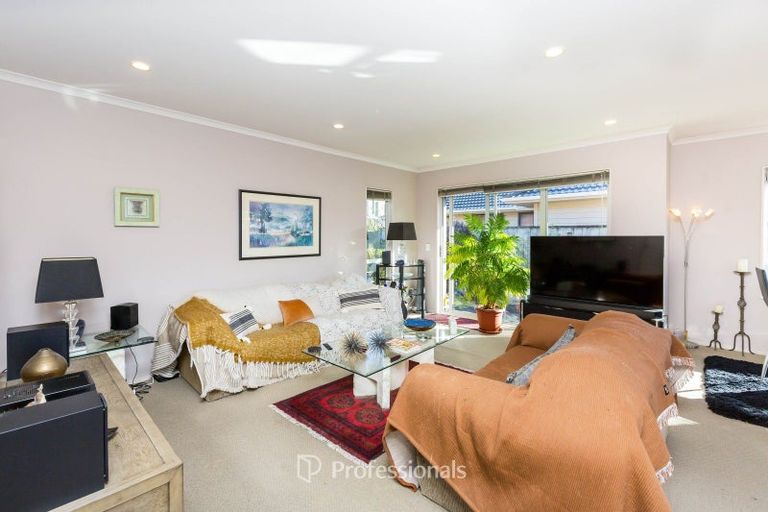 Photo of property in 10 Mcewen Crescent, Riverstone Terraces, Upper Hutt, 5018
