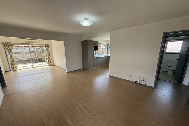 Photo of property in 2/10 Ballater Place, Highland Park, Auckland, 2010