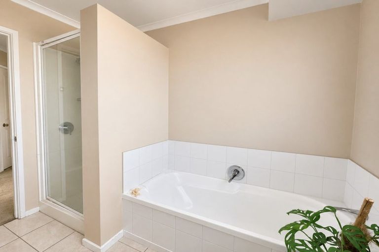 Photo of property in 28 Piper Place, Goodwood Heights, Auckland, 2105