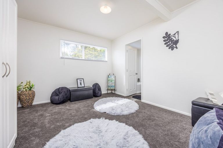 Photo of property in 3/144 Godley Road, Green Bay, Auckland, 0604