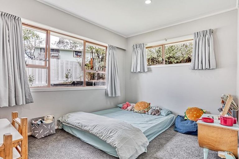 Photo of property in 2/33 Lowtherhurst Road, Massey, Auckland, 0614