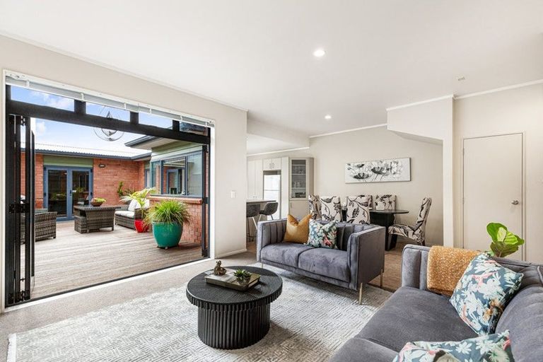 Photo of property in 4a Tuscany Way, Te Atatu Peninsula, Auckland, 0610