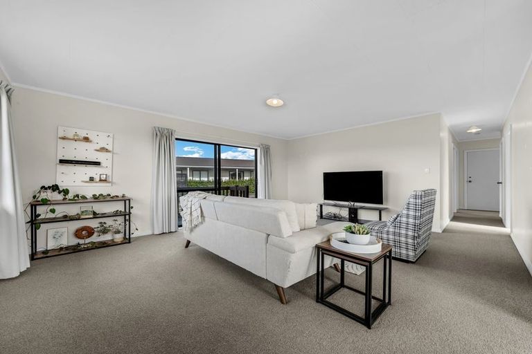 Photo of property in 44a Edgewater Parade, Waiuku, 2123