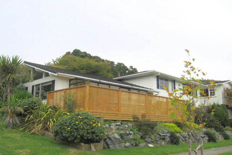 Photo of property in 43 Sunrise Boulevard, Tawa, Wellington, 5028