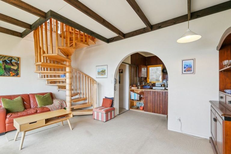 Photo of property in 140 The Esplanade, Houghton Bay, Wellington, 6023