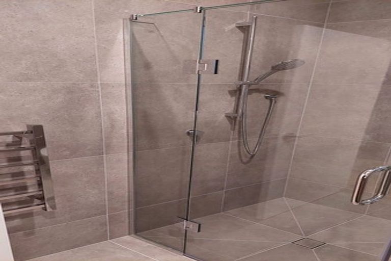 Photo of property in 1c Taupiko Place, Green Bay, Auckland, 0604