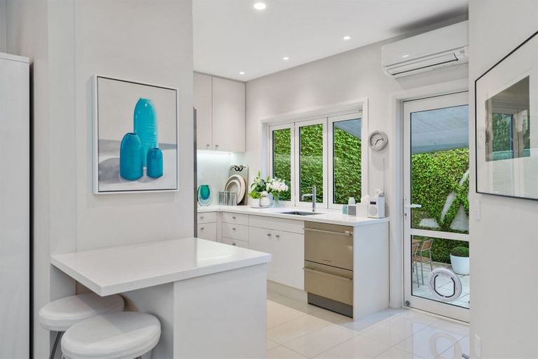 Photo of property in 2/24 Thornycroft Street, Fendalton, Christchurch, 8052