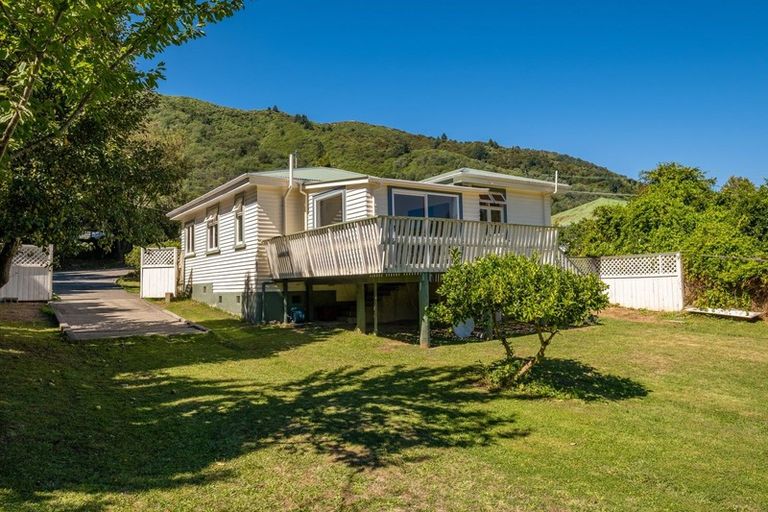 Photo of property in 139 Waikawa Road, Picton, 7220