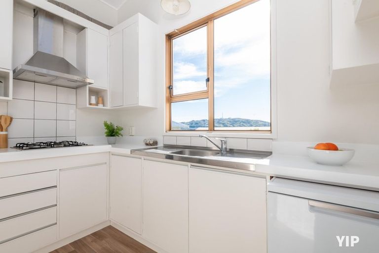 Photo of property in 7 Ruskin Road, Newlands, Wellington, 6037