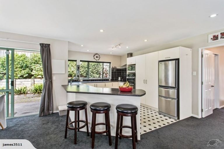 Photo of property in 17 Chedworth Drive, Glenfield, Auckland, 0629