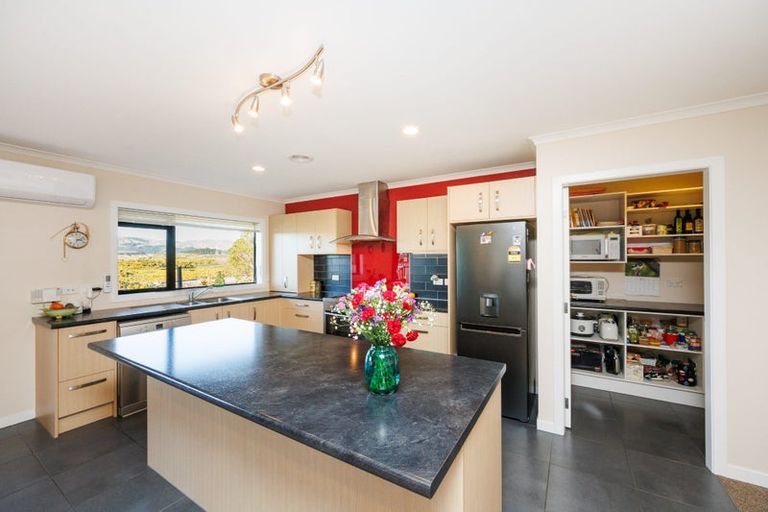 Photo of property in 12 Ron Place, Fitzherbert, Palmerston North, 4410