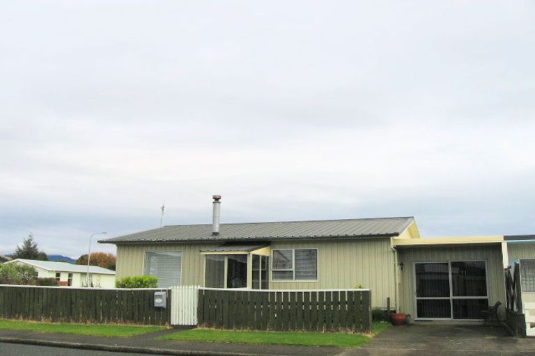 Photo of property in 1 Elder Grove, Paraparaumu, 5032