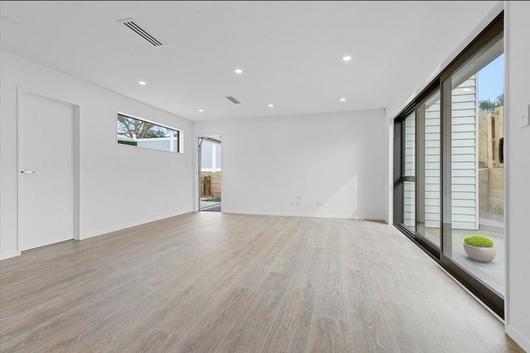 Photo of property in 41 Golf Road, New Lynn, Auckland, 0600