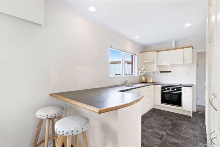 Photo of property in 36 Tupaki Place, Pakuranga Heights, Auckland, 2010