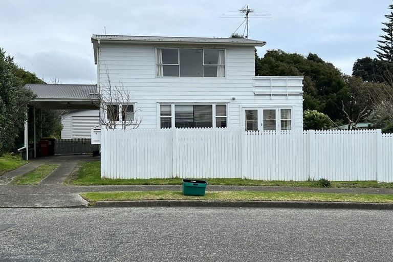 Photo of property in 6 Kaitawa Street, Waikanae Beach, Waikanae, 5036