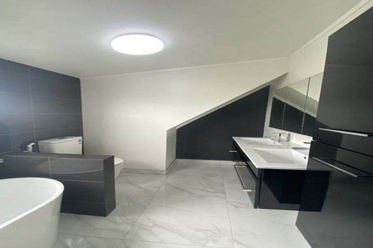 Photo of property in 2/102 Manuka Road, Bayview, Auckland, 0629