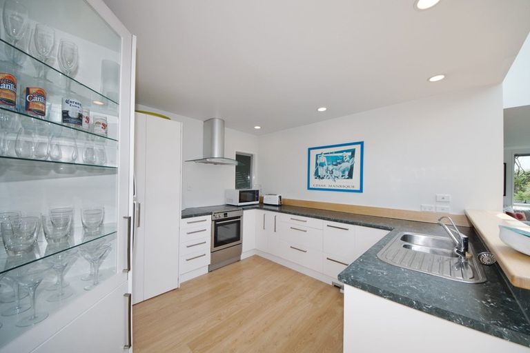 Photo of property in 21 Rayner Road, Piha, New Lynn, 0772