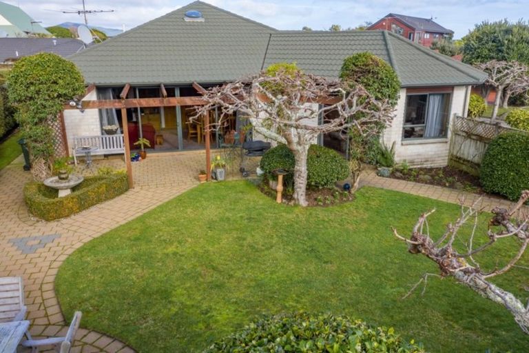 Photo of property in 16 Runanga Grove, Waikanae, 5036