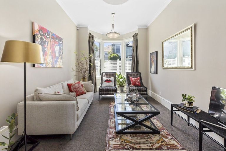 Photo of property in 82 Roxburgh Street, Mount Victoria, Wellington, 6011