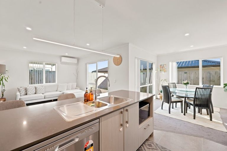 Photo of property in 9 Mokopapa Street, Takanini, 2112