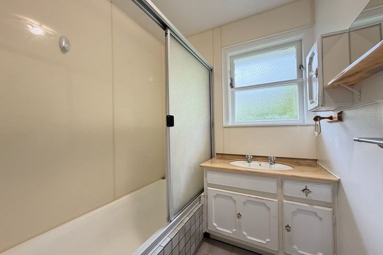 Photo of property in 31 Kahikatea Grove, Paparangi, Wellington, 6037