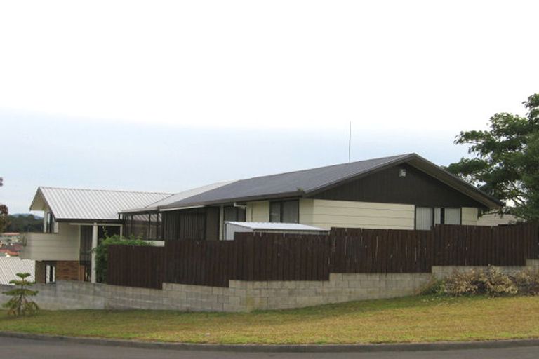 Photo of property in 13 Hueglow Rise, West Harbour, Auckland, 0618