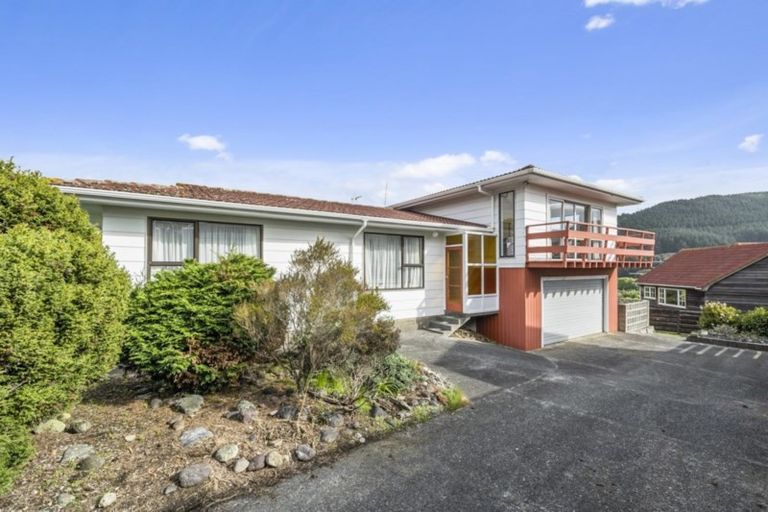 Photo of property in 102 Taylor Terrace, Tawa, Wellington, 5028