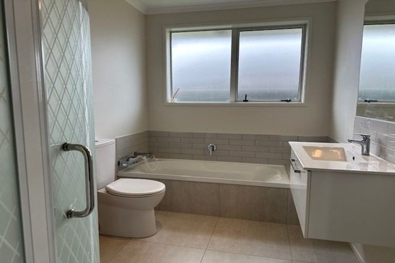 Photo of property in 11 Raynor Crescent, Pyes Pa, Tauranga, 3112