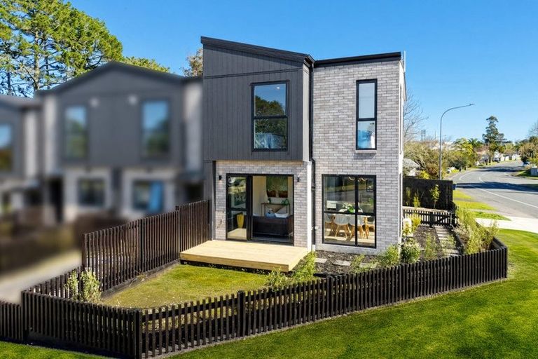 Photo of property in 71 Oreil Avenue, West Harbour, Auckland, 0618