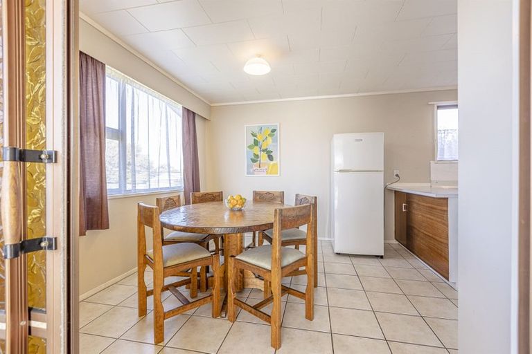 Photo of property in 16 Dunk Place, Milson, Palmerston North, 4414