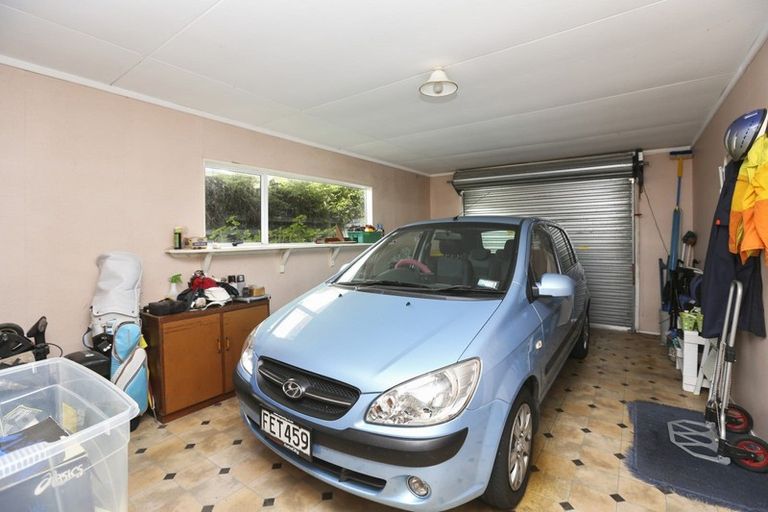 Photo of property in 28 Riversdale Drive, Merrilands, New Plymouth, 4312