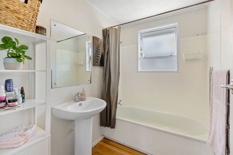 Photo of property in 42 Cumberland Street, Merrilands, New Plymouth, 4312