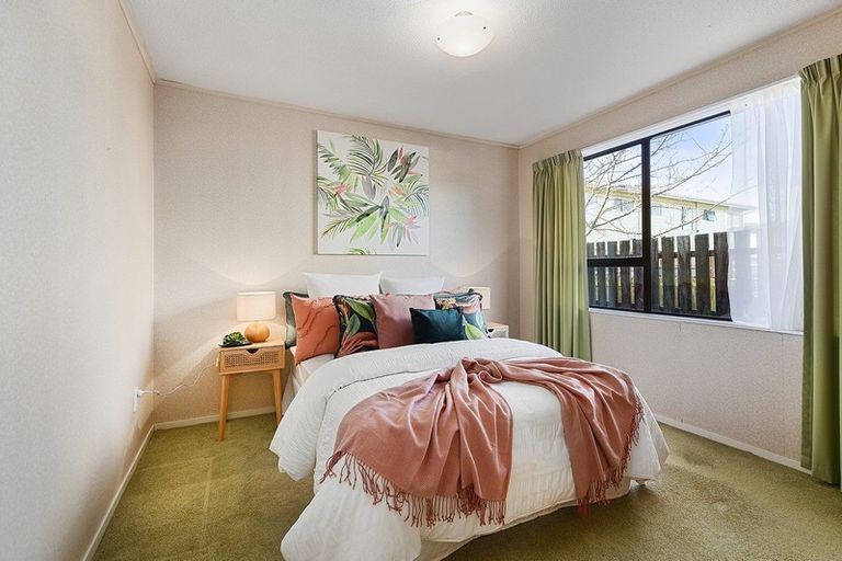 Photo of property in 5/4 Stewart Drive, Newlands, Wellington, 6037