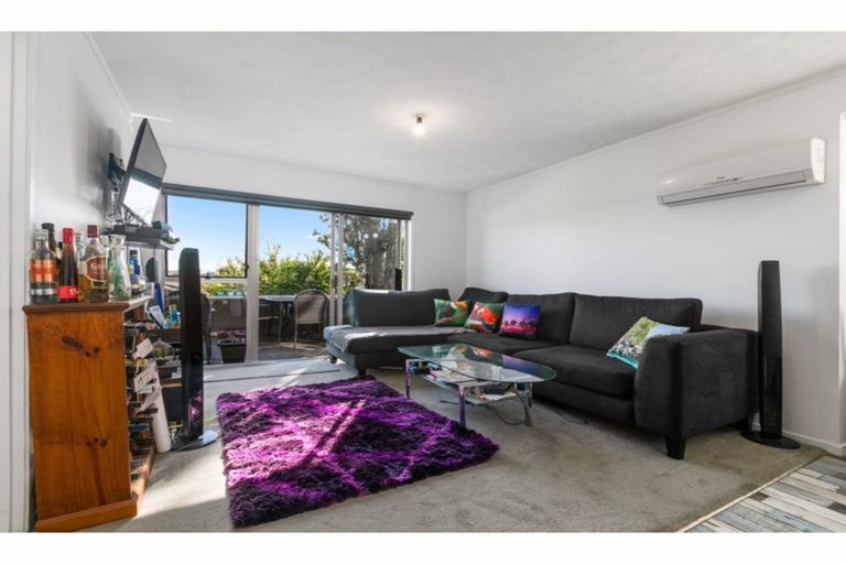 Photo of property in 2/309 Wairau Road, Totara Vale, Auckland, 0627