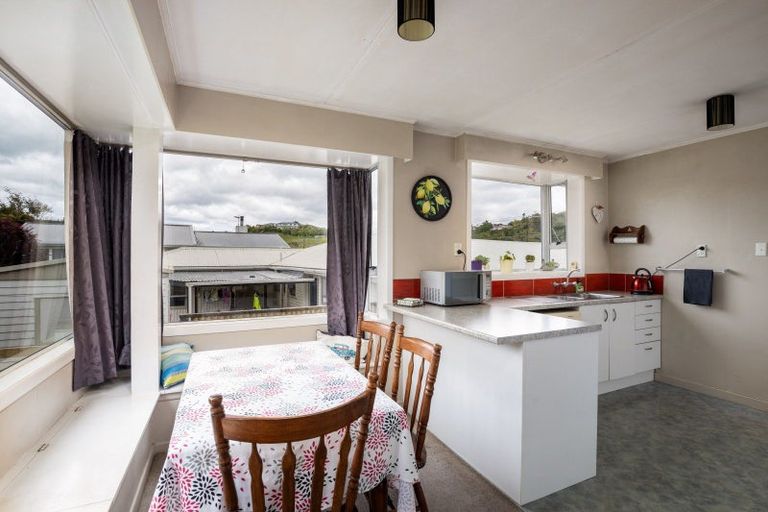 Photo of property in 5 Oranga Street, Marfell, New Plymouth, 4310