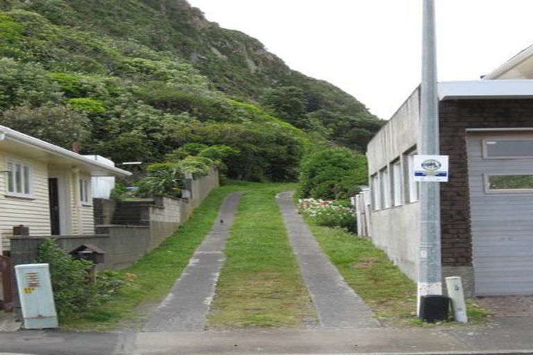 Photo of property in 77 Breaker Bay Road, Breaker Bay, Wellington, 6022