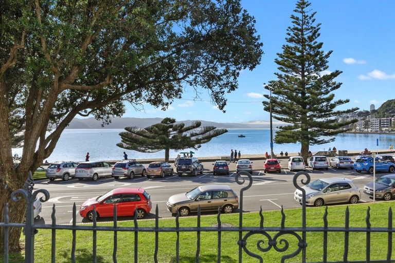 Photo of property in 198 Oriental Parade, Oriental Bay, Wellington, 6011