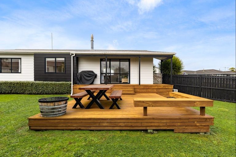 Photo of property in 100 Hillcrest Drive, Kelvin Grove, Palmerston North, 4414
