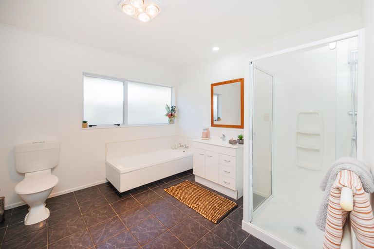 Photo of property in 20 Johnstone Drive, Fitzherbert, Palmerston North, 4410