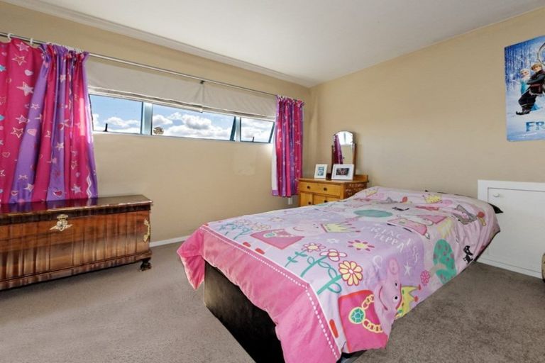 Photo of property in 11 Harbour Lights Close, West Harbour, Auckland, 0618