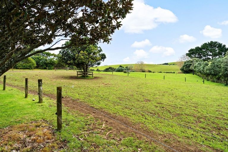 Photo of property in 132 Muriwai Valley Road, Muriwai, Waimauku, 0881